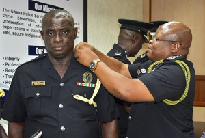 IGP putting on a badge on a promoted officer