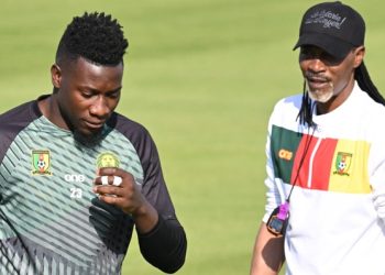Andre Onana (L) is spoken to by Rigobert Song at training before being suspended by Cameroon