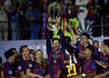 Gerard Pique lifts the Champions League trophy in 2015
