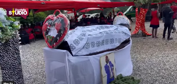 Kofi Kinaata, Dr. Likee and others pay their last respect to Baba Spirit