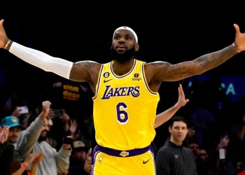 LeBron James celebrates during the Lakers' win
