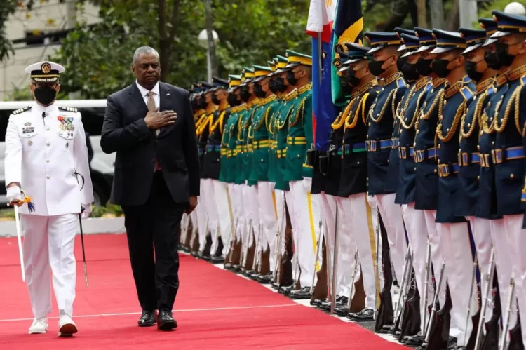 US Defense Secretary Lloyd Austin (R) was in the Philippines to finalise the deal