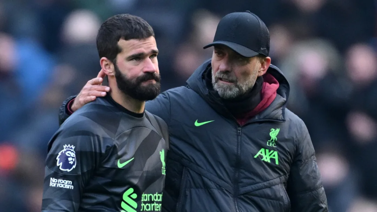 Alisson received treatment during Liverpool's draw with Man City / Michael Regan/GettyImages